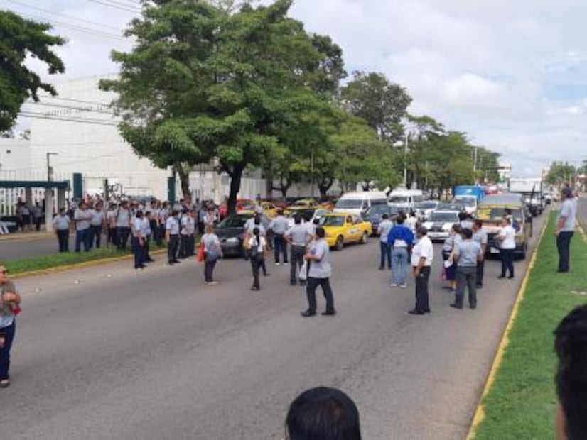 Maestros cierran avenidas en Tabasco por inconformidad con la UJAT