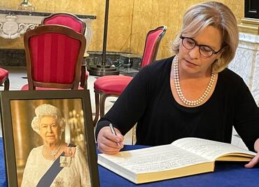 Embajadora de México en Reino Unido presume los olores de “La Chingada” en Londres