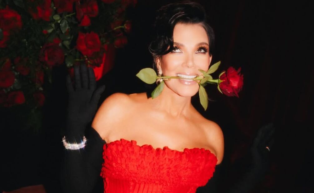 Kris Jenner celebró su cumpleaños 70 con un espectacular vestido rojo lleno de brillo, fiel a su estilo elegante y glamuroso.