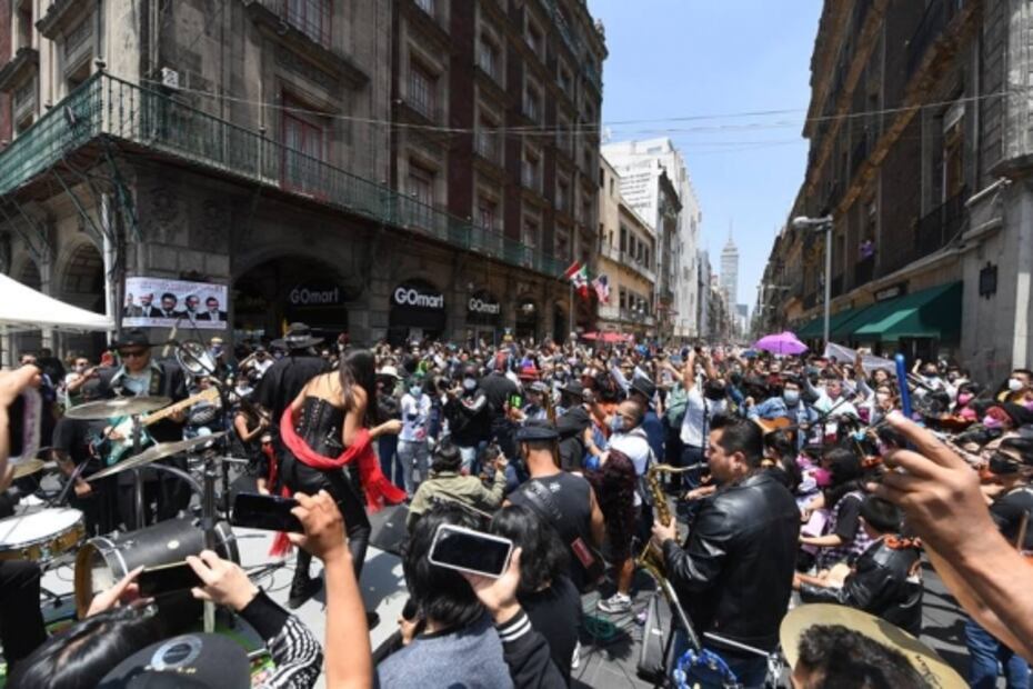 Pese a alerta naranja, corean a la Maldita Vecindad en la CDMX