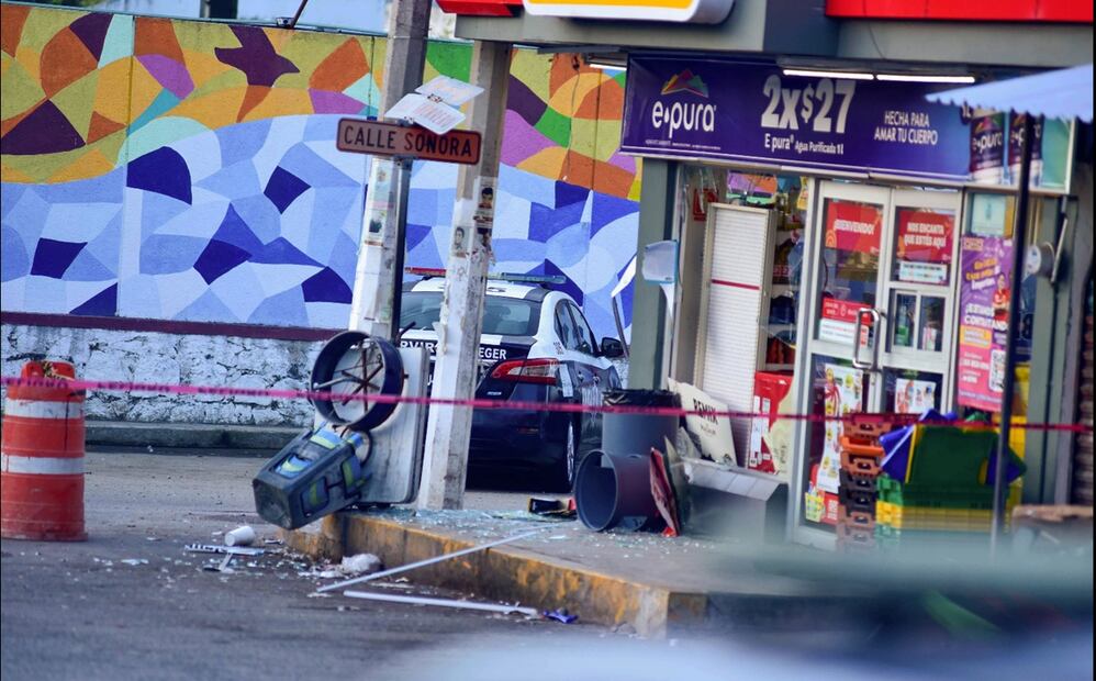 Elementos de la Guardia Nacional y Policía municipal vigilan la zona donde detonó un artefacto explosivo este viernes, en Acapulco, Guerrero. Foto: Cuartoscuro.com