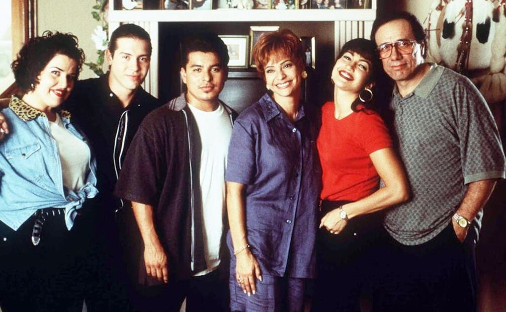 Elenco de “Selena”, 1996. Entre los directores para la biopic se consideró a Steven Spielberg, Rob Reiner y el mismo Edward James Olmos. Foto: Texas Monthly/ESPECIAL