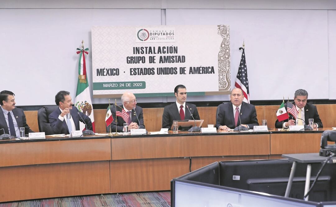 Rusia reprobó que el embajador Ken Salazar (tercero de izq. a der.) dijera que México no tiene amistad con ningún otro país como con EU. Foto: Especial