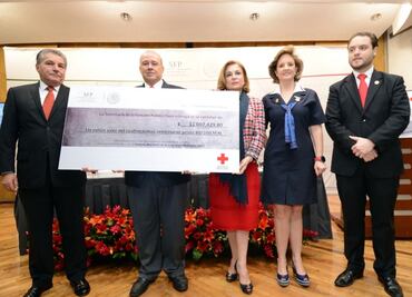 Entrega Función Pública donativo a la Cruz Roja