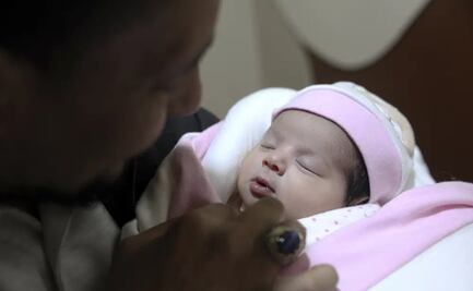 Tía adopta a Aya, la bebé que nació bajo los escombros en Siria