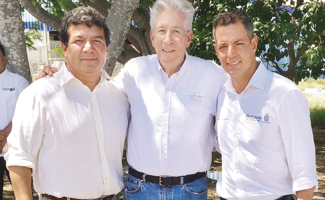 El edil de Matías Romero, Marcos Antonio Cabello; Gerardo Ruiz Esparza, titular de la SCT, y el gobernador Alejandro Murat (TOMADA DE TWITTER)