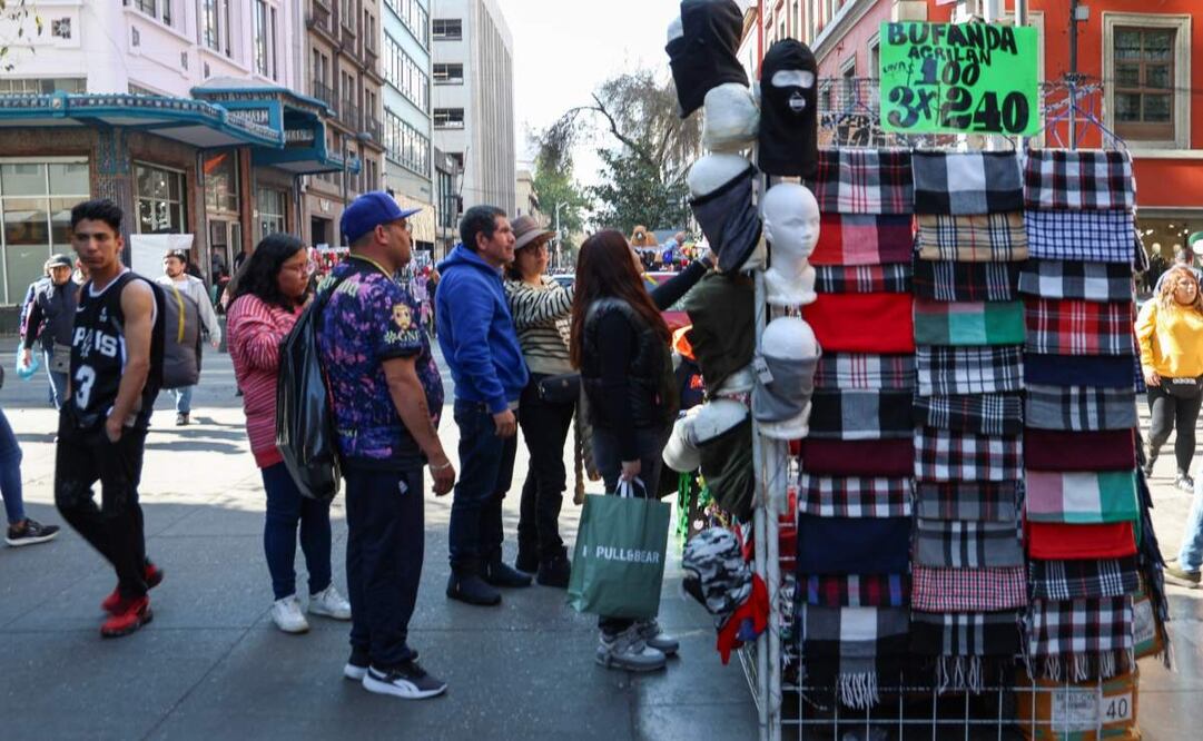 Vendedores ambulantes en el Centro de la CDMX. Foto: Luis Camacho/EL UNIVERSAL