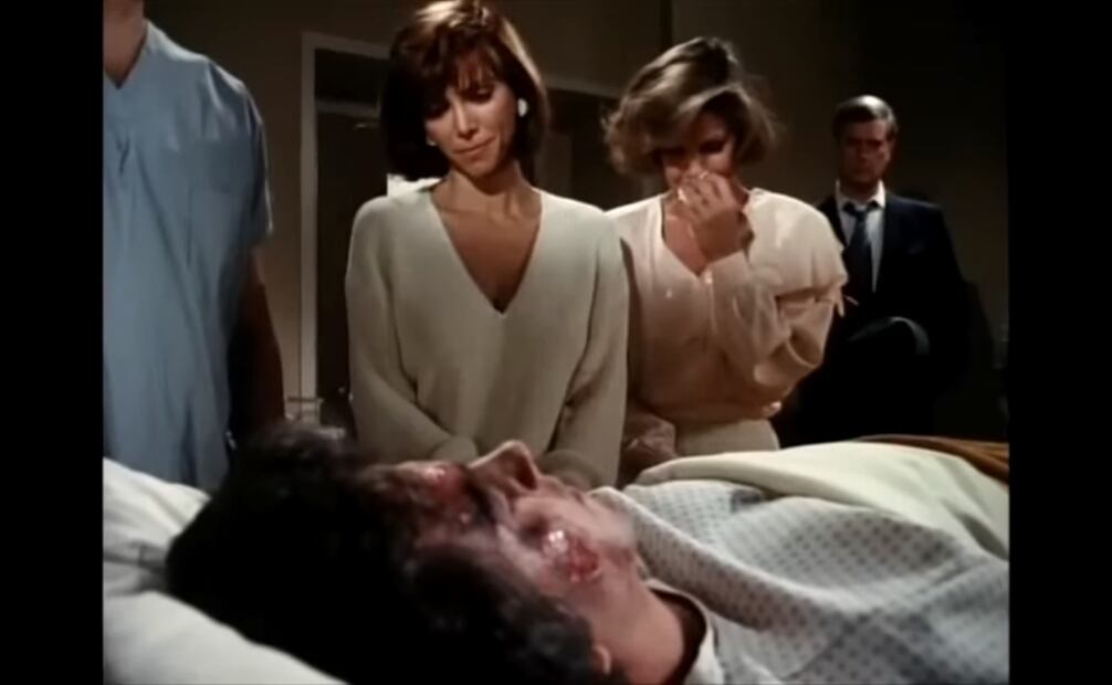 La muerte de Bobby se filmó de tal forma que todo en la escena lo confirmaba: su pulso cardiaco se detuvo, su familia se despidió de él y hasta su egoísta hermano “JR” (der.) le lloró. Captura de pantalla.