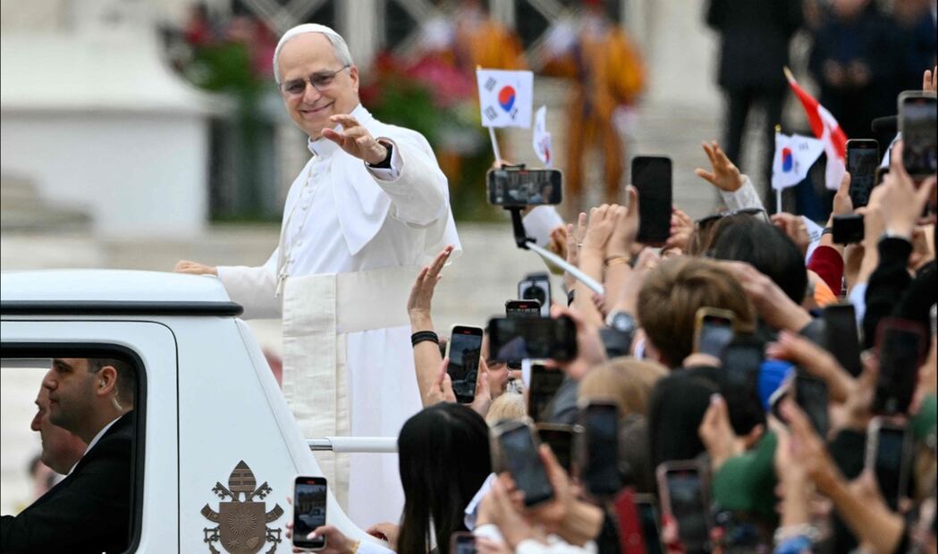 El papa León XIV saluda a una multitud reunida en la Plaza de San Pedro durante su primera Audiencia General en la Ciudad del Vaticano, el 21 de mayo de 2025. Foto: AFP
