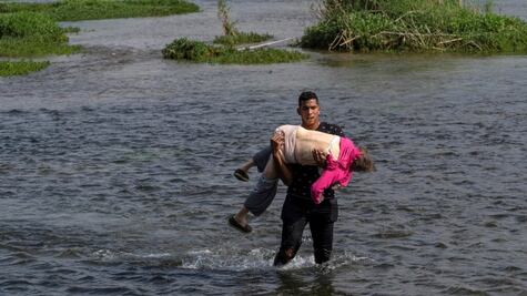La historia detrás de la foto de una anciana venezolana que cruzó en brazos el río Bravo a EU