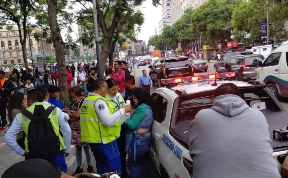 Riña entre ambulantes y colectivo feminista durante bloqueo de Avenida Juárez en la CDMX (30/05/2025). Foto: Especial