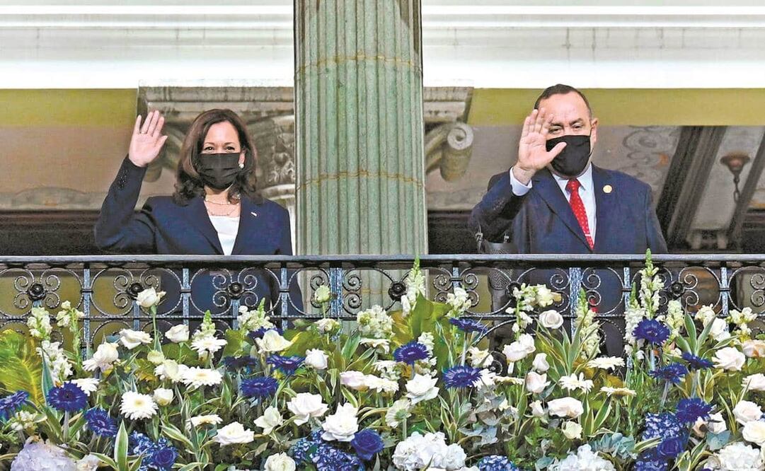 La vicepresidenta de Estados Unidos, Kamala Harris, y el presidente de Guatemala, Alejandro Giammattei, durante su encuentro en la sede del gobierno. Johan Ordoñez. AFP