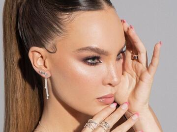 Belinda sorprende con pelo negro y nos encanta