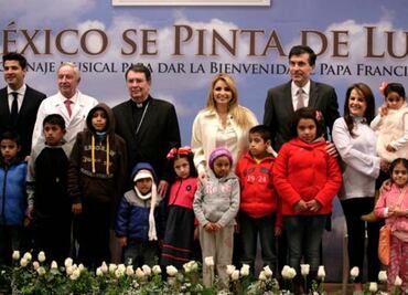 Mexican first lady presents album in honor of the Pope