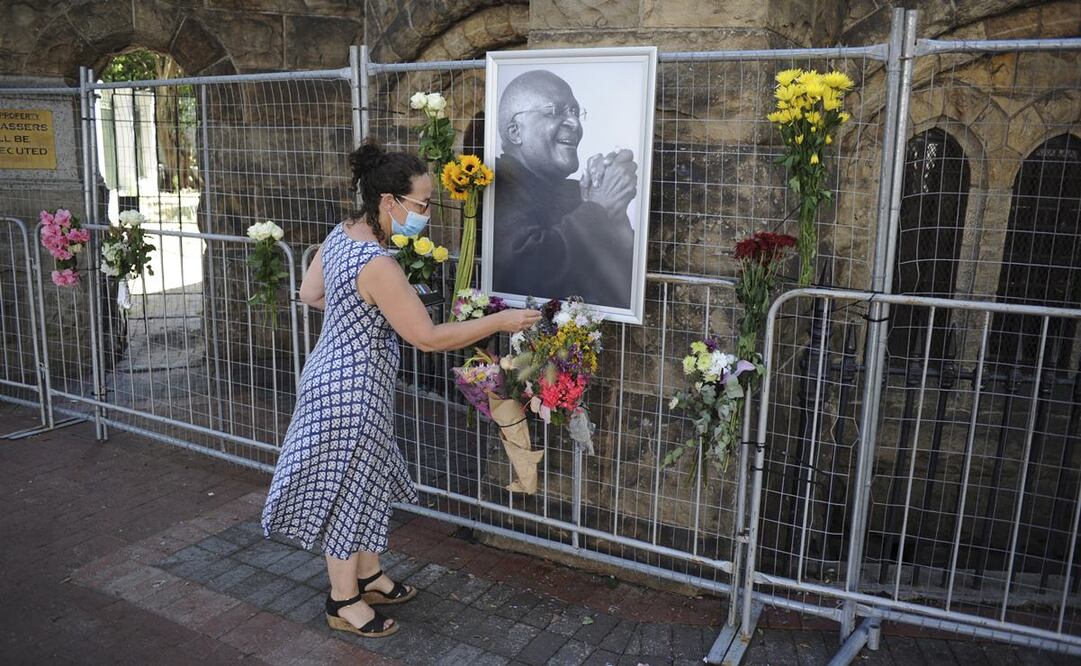 Sudafricanos se fotografían frente a la estatua del arzobispo anglicano Desmond Tutu, en Ciudad del Cabo, Premio Nobel de la Paz que murió a los 90 años. Foto: AP.