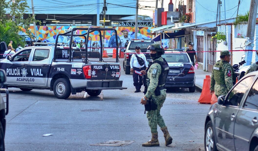 Elementos de la Guardia Nacional y Policía municipal vigilan la zona donde detonó un artefacto explosivo este viernes, en Acapulco, Guerrero. Foto: Cuartoscuro.com
