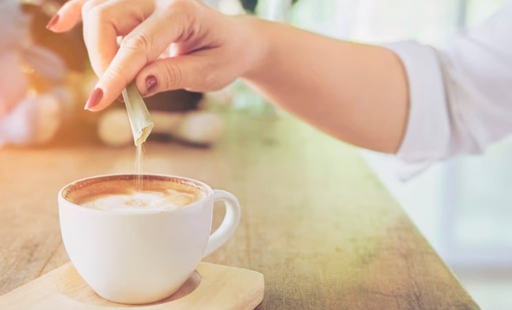 Existen dudas sobre las propiedades del azúcar en el café. Fuente: Freepik