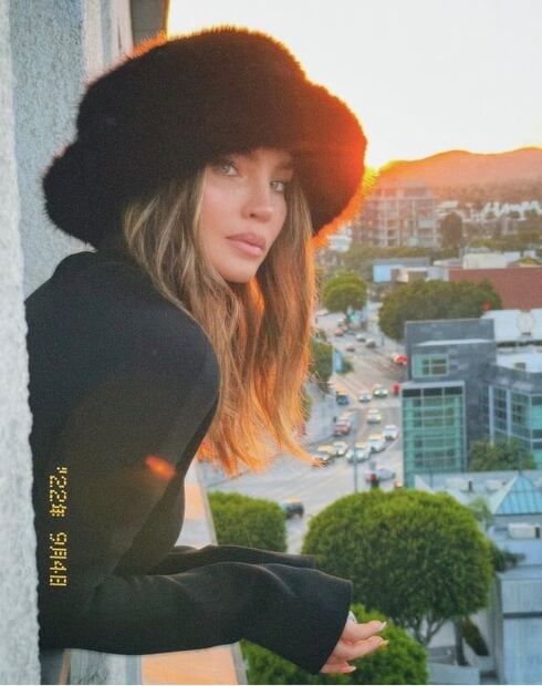 Belinda impacta en look total black con minivestido y botas altas