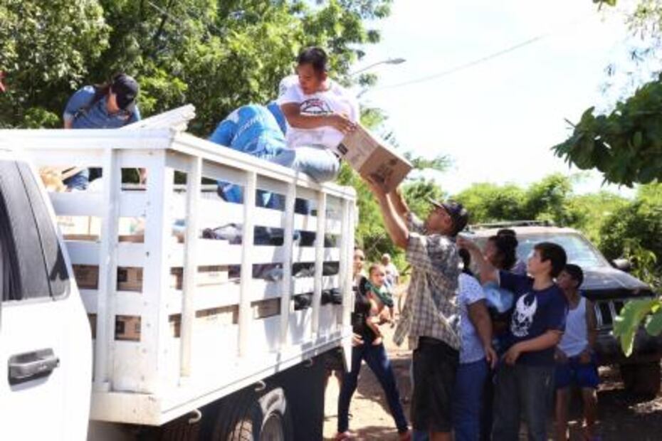 Brigadas reparten despensas a damnificados en Culiacán 