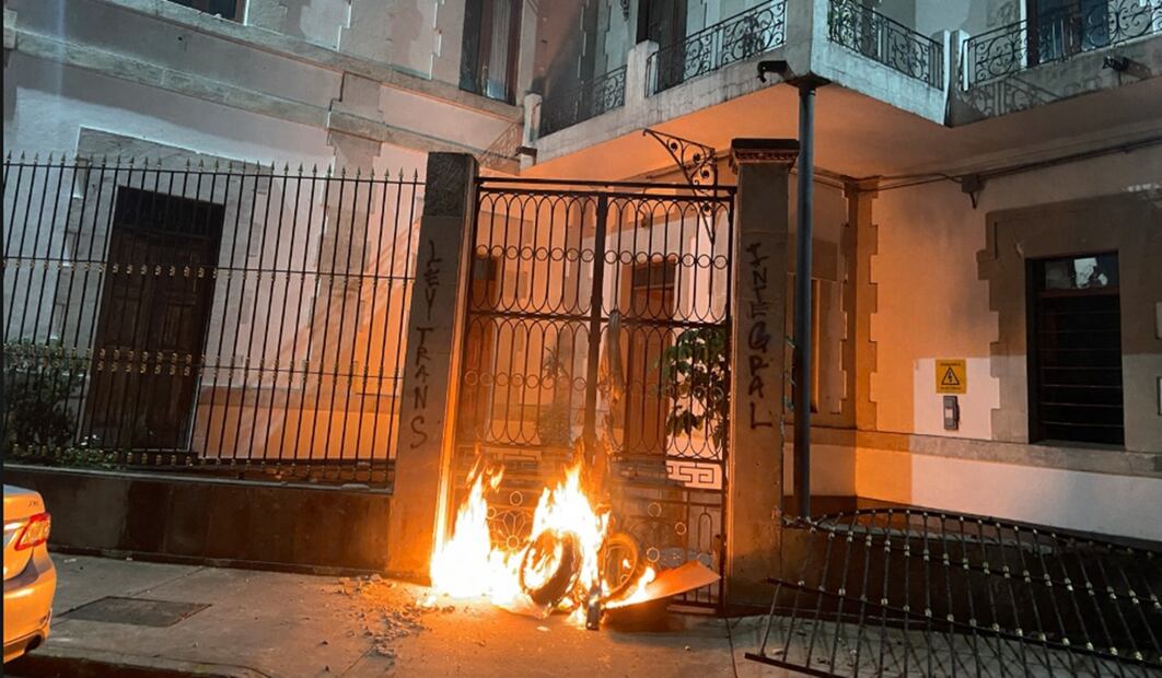 Integrantes de la comunidad trans que pedían se reconozca sus derechos quemaron señalamientos viales y tiraron la reja perimetral de la Secretaría de Gobernación en la Ciudad de México, el 28 de junio de 2025. Foto: Juan Carlos Williams