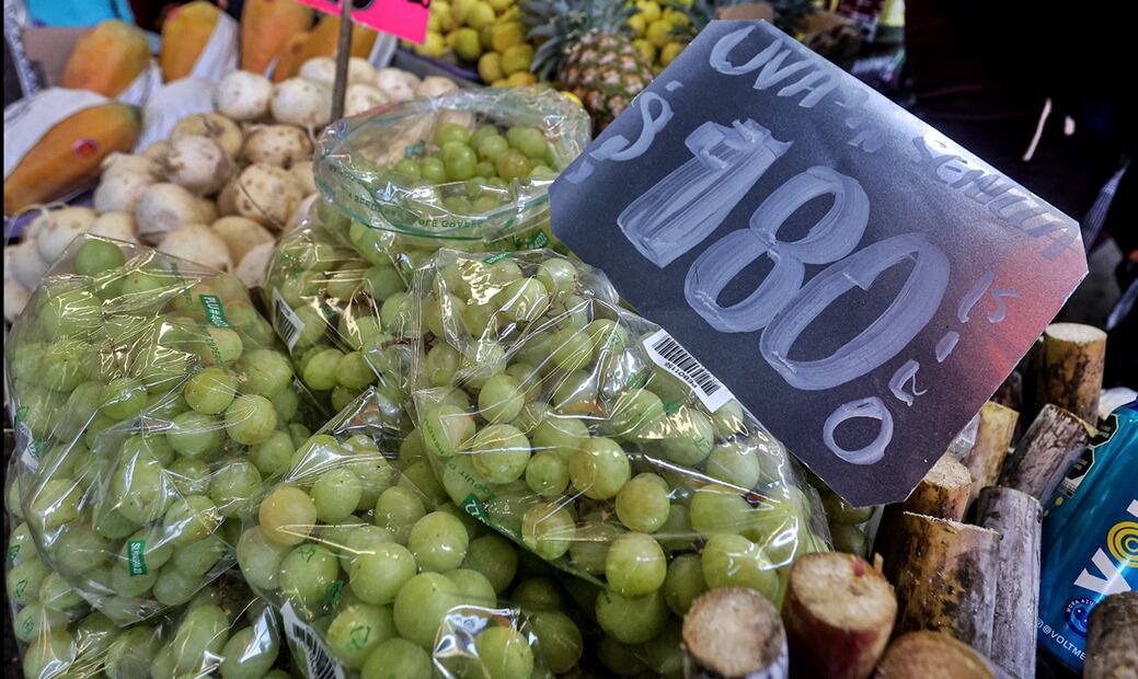 Comerciantes de mercados públicos en la Ciudad de México ofertan el kilo de uvas entre los 80 y los 250 pesos. Foto: Gabriel Pano/EL UNIVERSAL