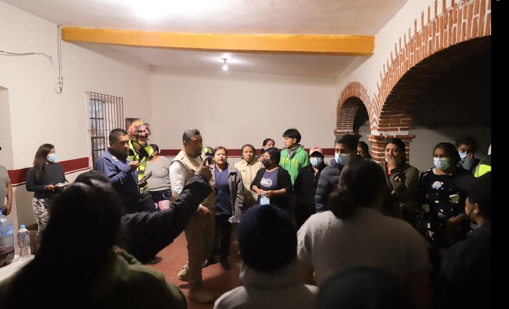 Imagen del incendio forestal en Tepoztlán que incrementó su intensidad debido a los fuertes vientos, el jueves 10 de abril de 2025, lo que provoca que la columna de humo se extienda hasta la zona metropolitana de Cuernavaca. Foto: cortesía CEPCEM
