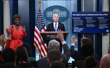 Caen 50% cruces de migrantes en la frontera de EU con México tras el fin del Título 42: Mayorkas