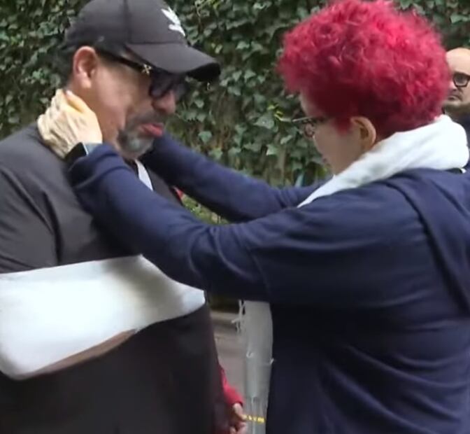 El 'Borrego' Nava, con el brazo vendado, se encuentra junto a la jueza Ema Pulido. Captura vía Youtube.