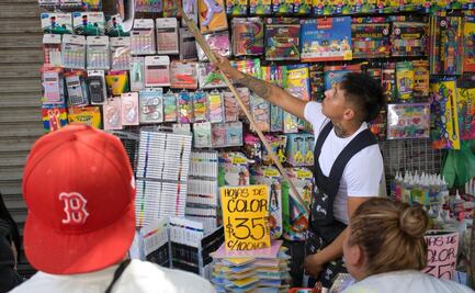 A un día del regreso a clases, abarrotan calle Mesones para comprar útiles; gastos oscilan entre mil 500 a 2 mil pesos