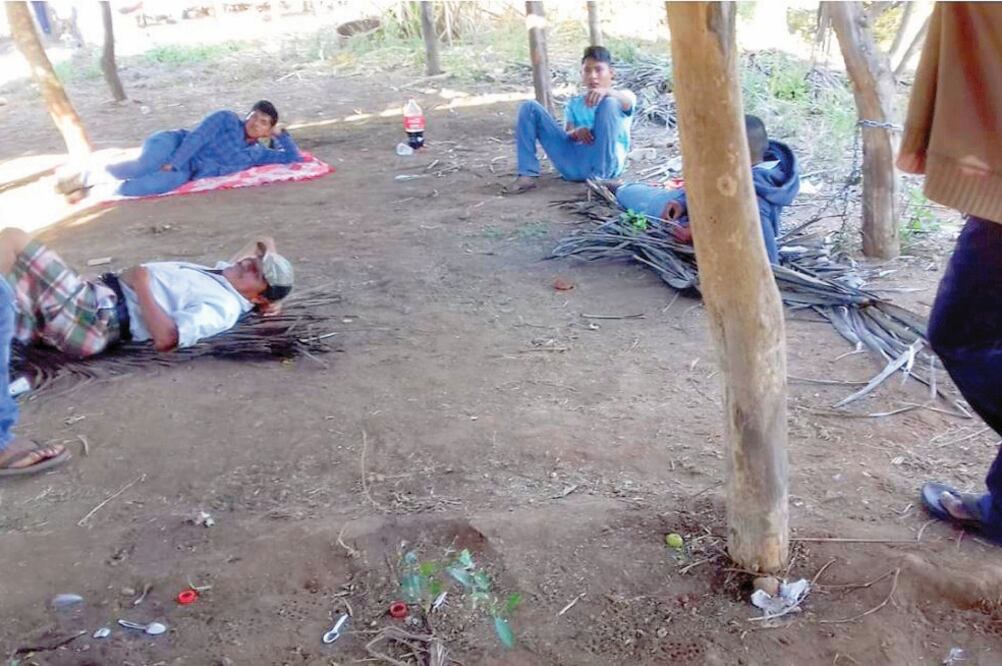 Familiares de las personas encadenadas consideraron que es un abuso de las autoridades comunales humillarlos de esa manera. Foto: ESPECIAL