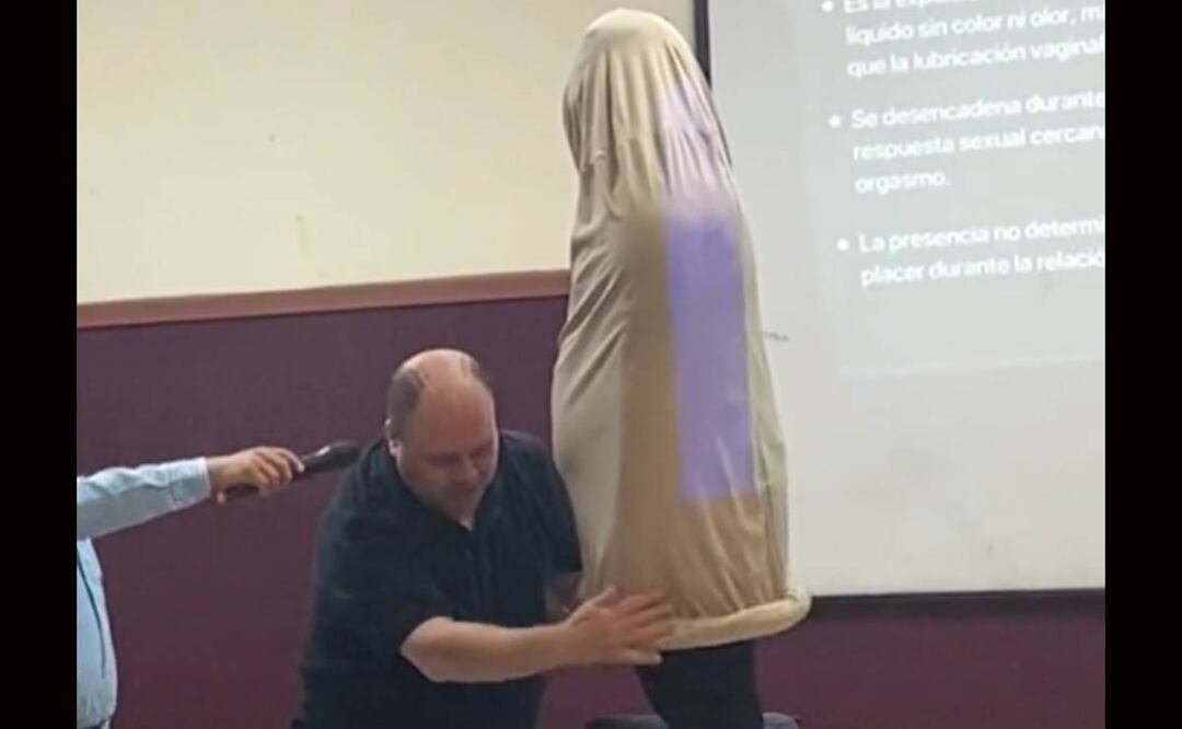 Foto: Especial/El Universal/ El profesor explica a sus alumnos cómo colocar un condón a sus alumnos 