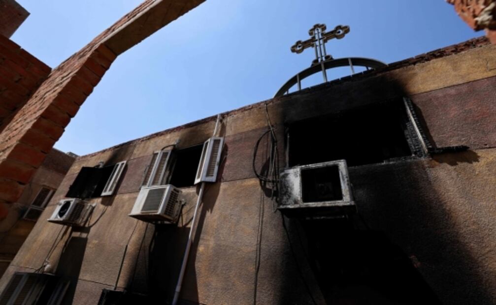 Incendio arrasa iglesia abarrotada en Egipto; reportan al menos 41 muertos 
