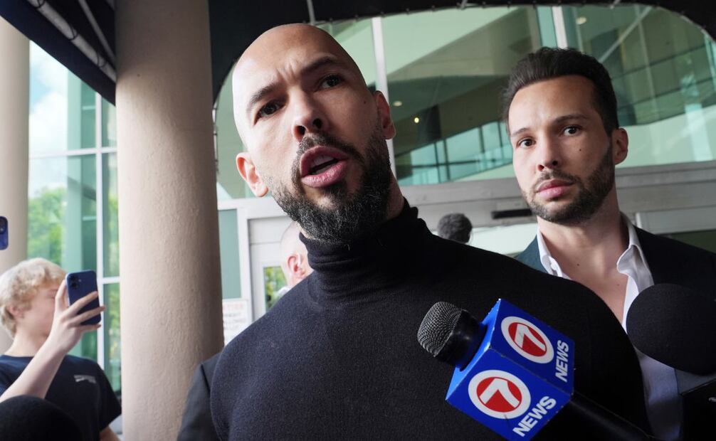 Andrew y Tristan Tate enfrentan cargos por trata de personas en Rumania, llegaron el jueves a Estados Unidos. (27/02/25) Foto: AP