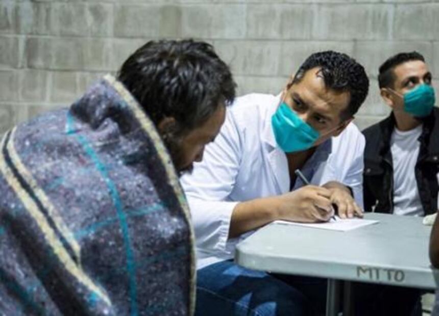 Indigentes reciben "cambio de look" en Tijuana