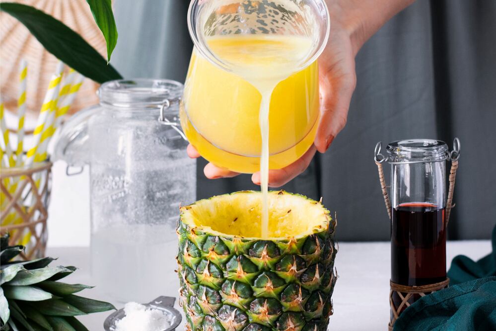 Llena de nutrientes, el agua de cáscara de piña combina hidratación y beneficios digestivos en una sola bebida casera. Foto: Freepik