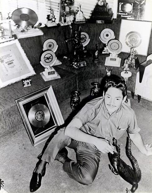 Durante su juventud, Javier Solís cantaba en distintos lugares públicos en sus tiempos libres, trabajaba en una carnicería y fue el propietario del comercio quien, notando la habilidad del joven, le pagó clases de música y canto con el maestro Noé Quintero. Su carrera fue maratónica, grabó más de 320 canciones, en promedio un álbum por mes; en 1965 participó en 10 películas. Esta brillante carrera fue truncada por complicaciones de salud que lo llevarían a una muerte prematura a sus 34 años. Foto: Archivo EL UNIVERSAL.