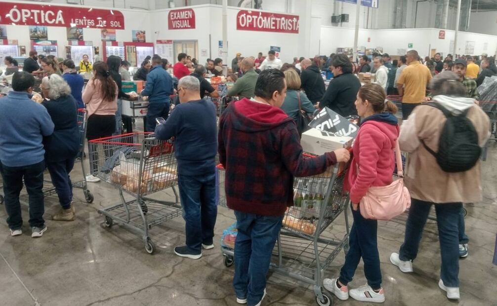 Largas filas para realizar el pago de la mercancía en Costco. Foto: Fernanda Rojas - EL UNIVERSAL