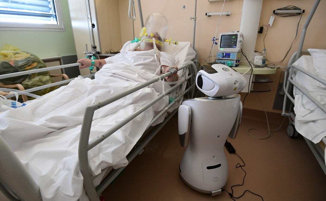 En un hospital recurrieron al uso de robots para apoyar al personal médico durante la pandemia. Foto: Miguel MEDINA / AFP