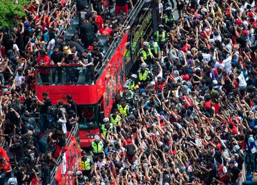 Miles de personas festejan en el desfile de los Raptors de Toronto