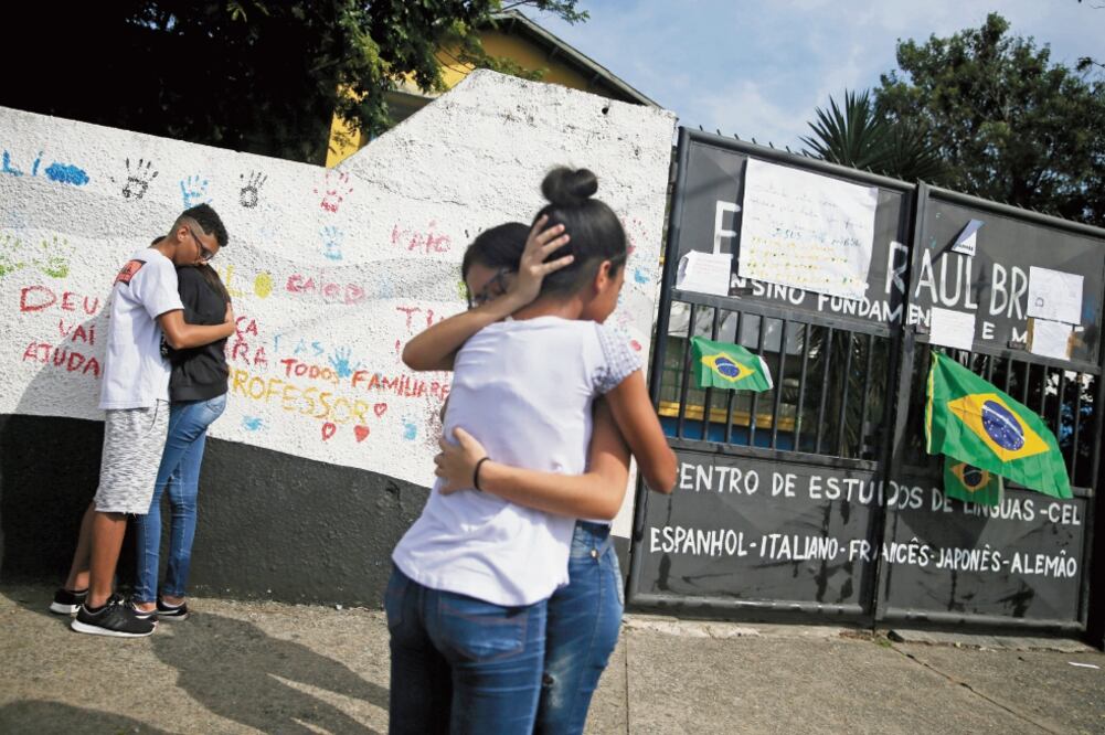 Homenaje. Estudiantes durante un tributo a las víctimas del tiroteo en la escuela Raúl Brasil, en Suzano, Sao Paulo. Foto: AMANDA PEROBELLI. REUTERS
