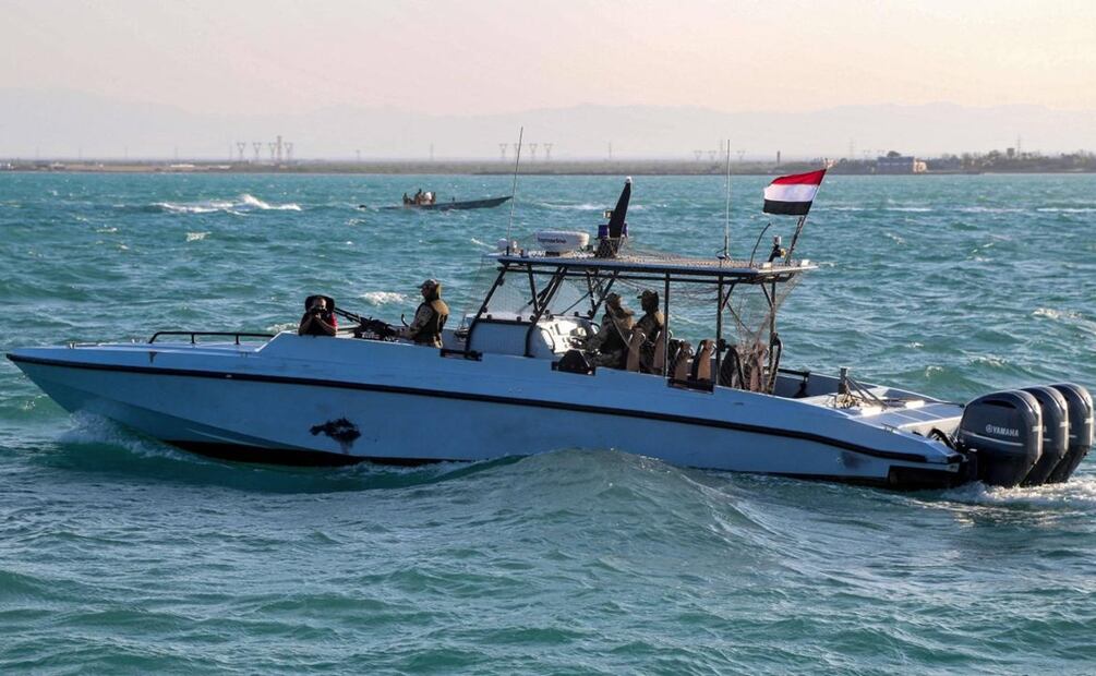 Miembros de los guardacostas yemeníes viajan en una patrulla en el mar Rojo. Foto. AFP