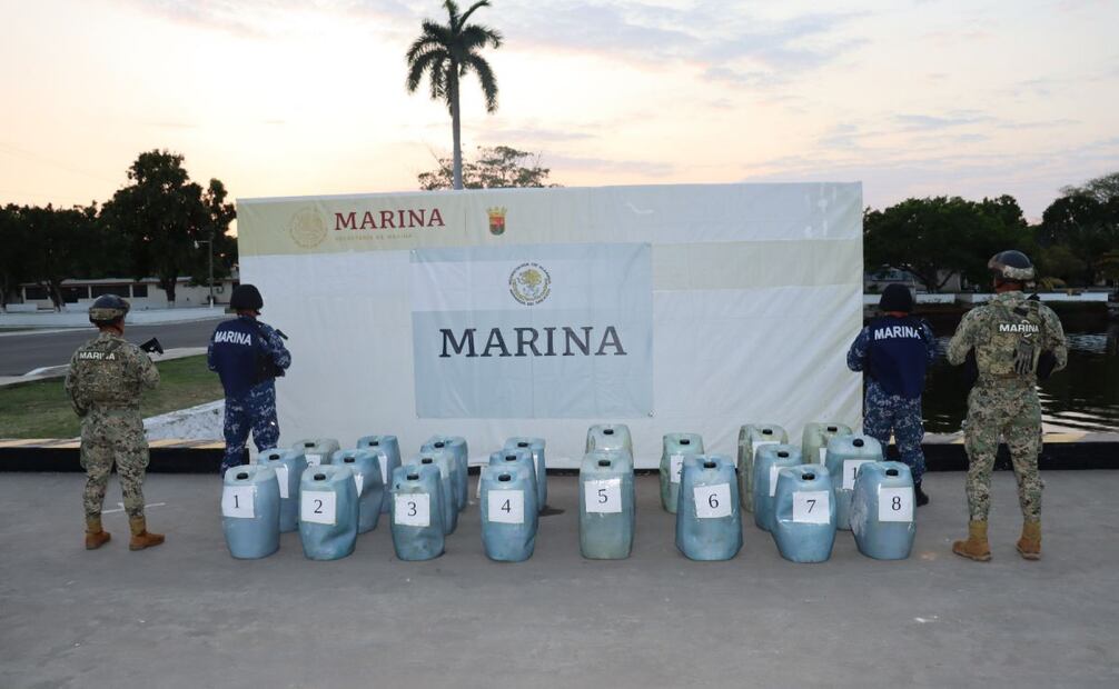 Marina asegura una embarcación con combustible. Foto: Especial