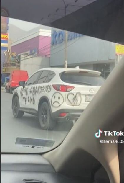 “No me abandones, te amo”, pinta el auto de su pareja para que no terminen