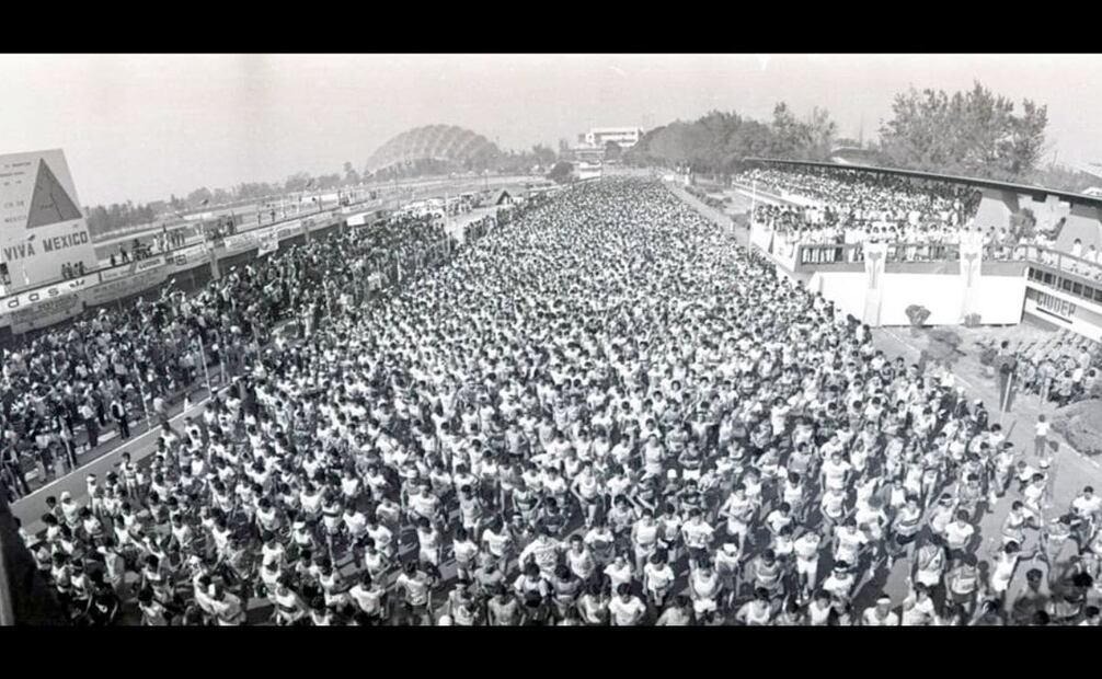 La cobertura de este diario describió a la multitud de corredores como un “río humano” que arrancaba el maratón en el oriente de la Ciudad de México. Como don Luis, muchos buscaban pasar un buen momento y retirarse con una anécdota del evento. Archivo EL UNIVERSAL.