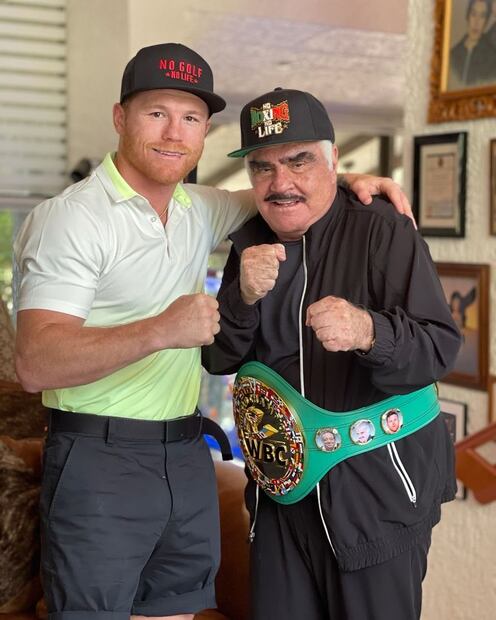 Saúl "Canelo" Álvarez y Vicente Fernández se conocieron en 2021 e intercambiaron objetos valiosos personales. Fuente: Instagram @_vicentefdez