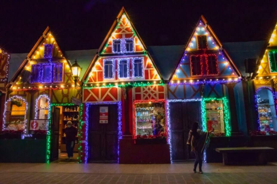 Desfile navideño y una villa de Santa en el pueblo de Tlalpujahua