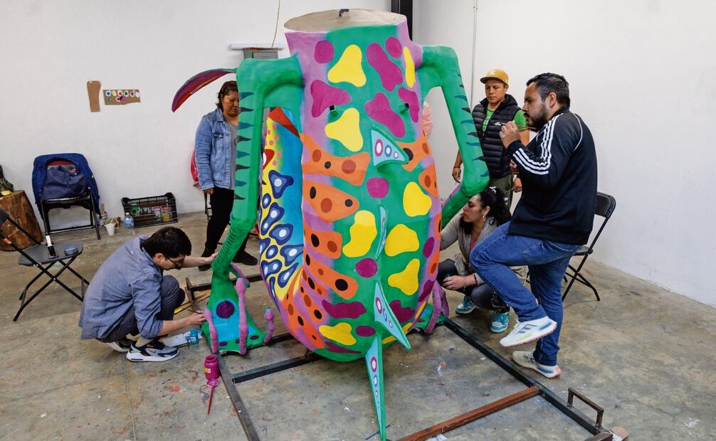 El proceso de crear un alebrije empieza con una simple idea que se comienza a trazar en papel y poco a poco va
evolucionando y adquiriendo nuevos colores, formas y dimensiones, señaló Gabriel González. Foto: Yaretzy M. Osnaya | El Universal