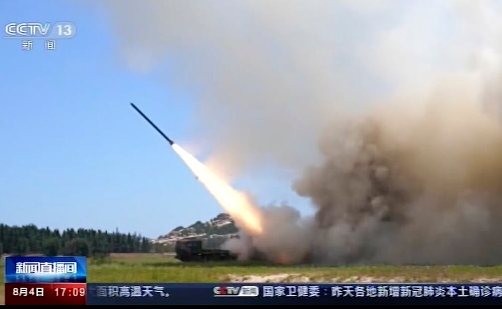 China dispara misiles balísticos y despliega aviones y navíos de guerra alrededor de Taiwán. Foto: AP
