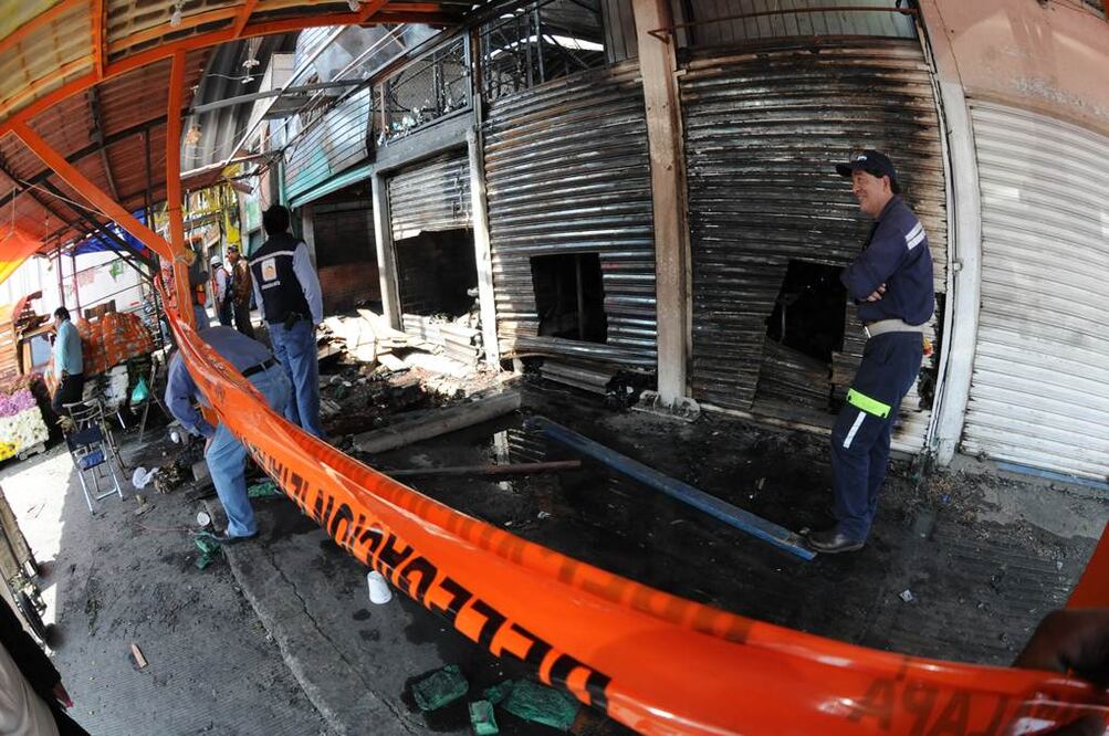 <p>La reconstrucción de la zona afectada por el incendio de ayer en la Central de Abasto (Ceda) tardará un mes; los trabajos iniciarán la próxima semana</p>
