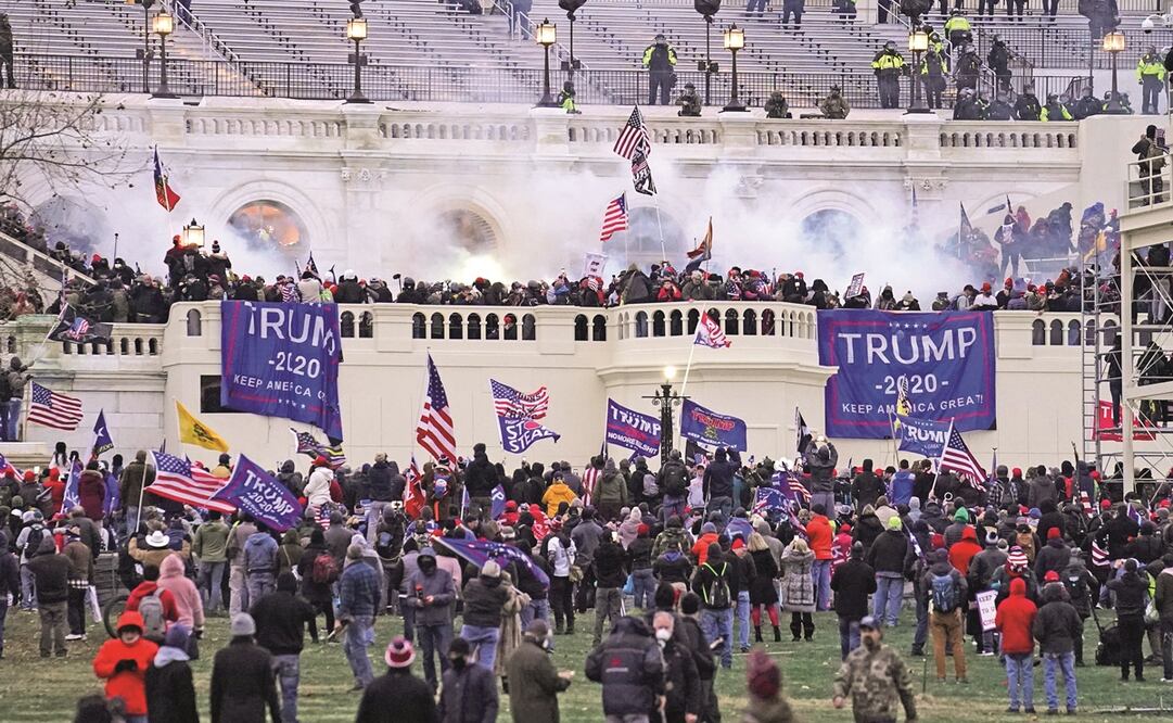 Alrededor de las 13:30 horas del 6 de enero de 2021, miles de simpatizantes de Donald Trump se dirigieron al Capitolio para evitar la certificación del triunfo de Joe Biden. Fotos: ARCHIVO AP
